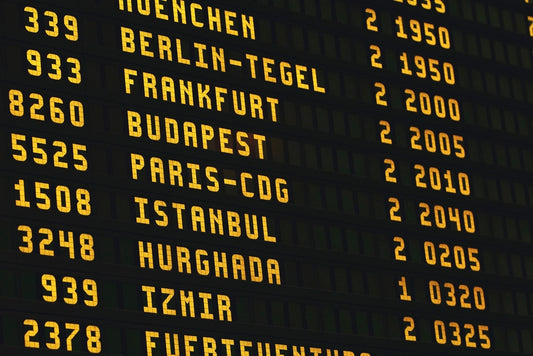 Tableau des départs d'aéroport à palettes avec Paris-CDG, Istanbul et Francfort