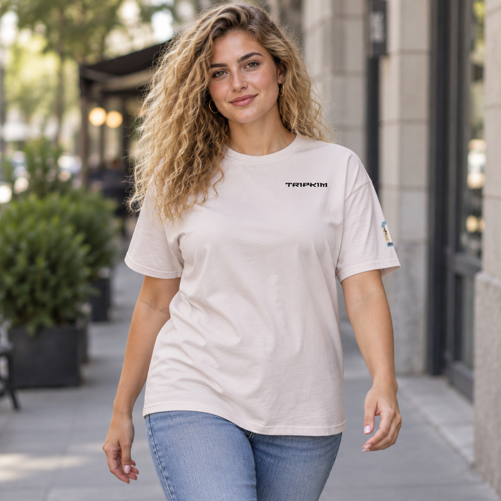 Femme portant le t-shirt Los Angeles LAX blanc dans une rue ensoleillée - TRIPKIM