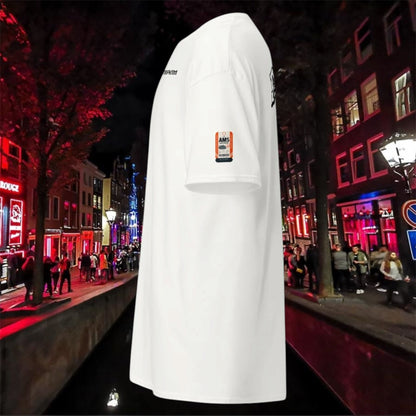 T-shirt Amsterdam AMS blanc, vue de profil dans une ruelle d'Amsterdam la nuit - TRIPKIM