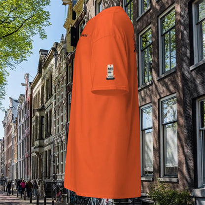 T-shirt Amsterdam AMS orange, vue de profil devant des maisons d'Amsterdam - TRIPKIM