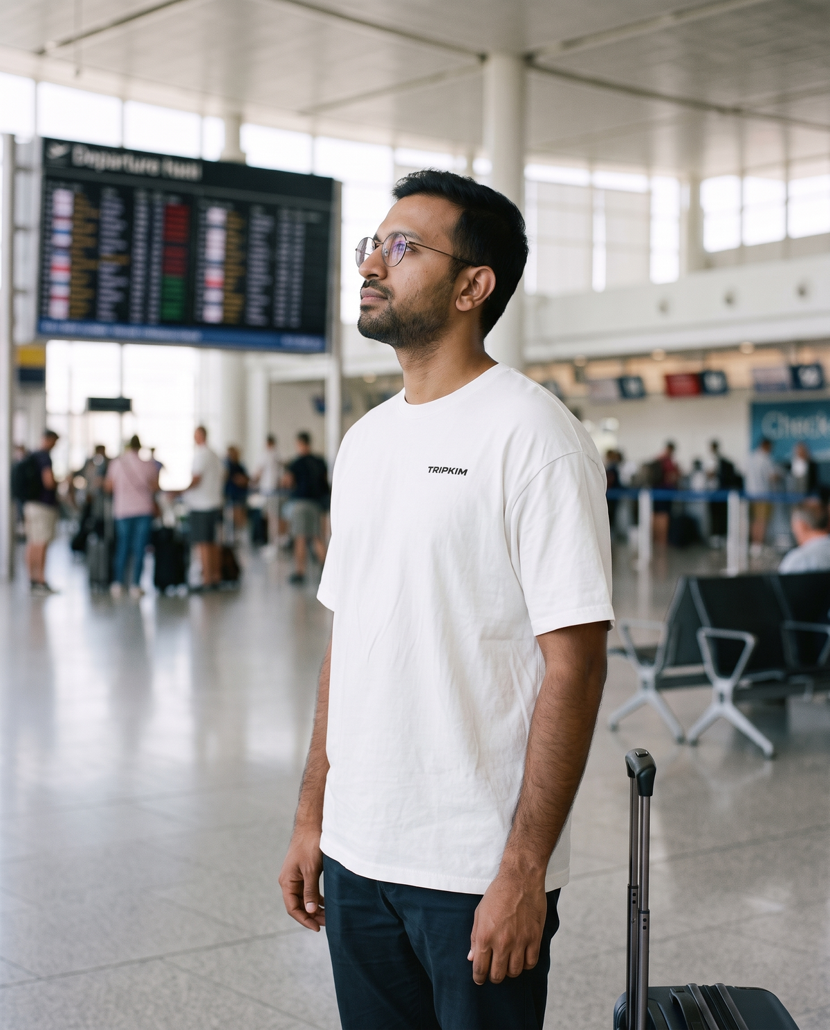 T-shirt Departures TRIPKIM blanc porté de profil à l'aéroport