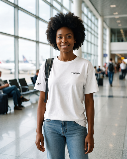 T-shirt Classique TRIPKIM blanc porté de face dans un terminal d'aéroport