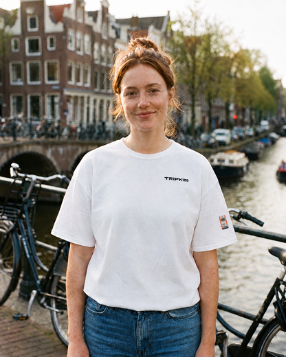 T-shirt Amsterdam AMS blanc porté de face au bord d'un canal d'Amsterdam - TRIPKIM