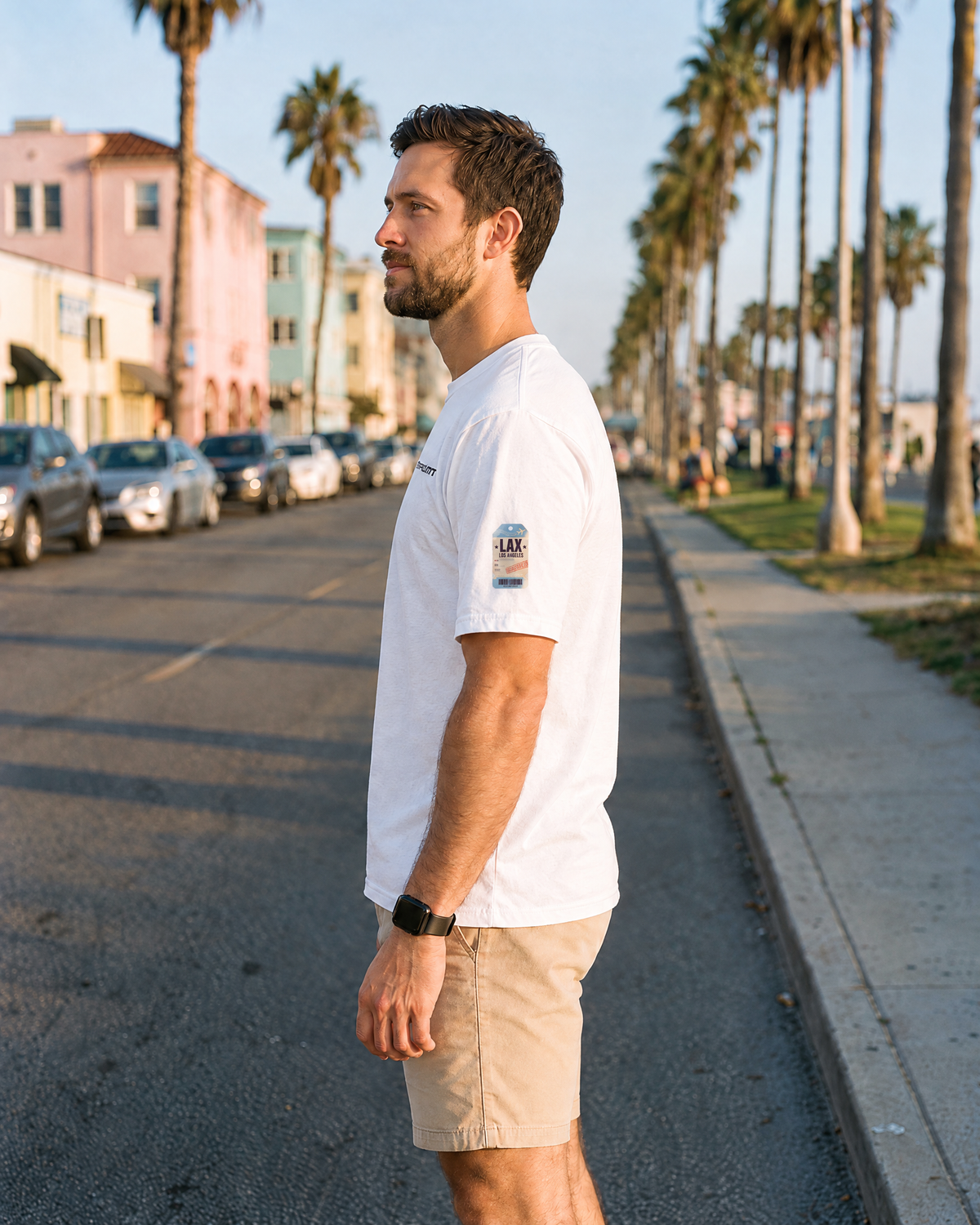 T-shirt Los Angeles LAX blanc porté de profil, étiquette bagage LAX sur la manche - TRIPKIM