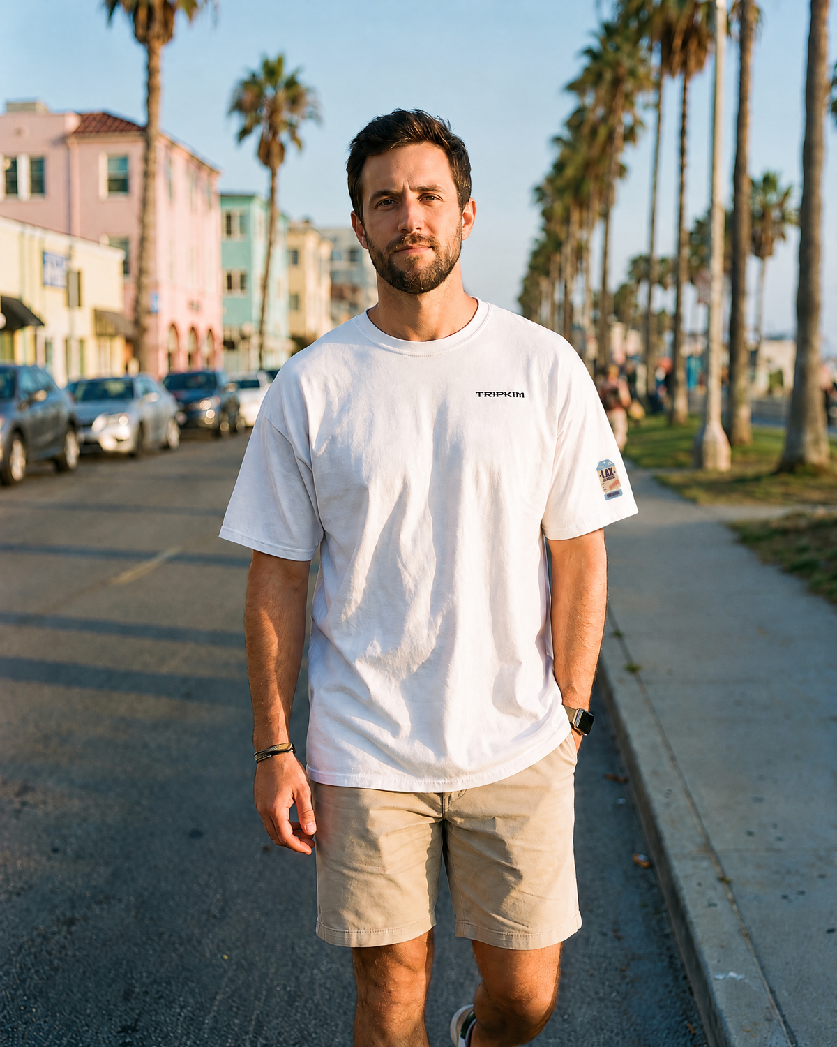 T-shirt Los Angeles LAX blanc porté de face dans une rue bordée de palmiers - TRIPKIM