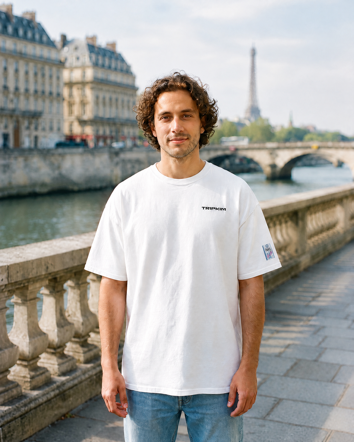 T-shirt Paris CDG blanc porté de face sur les quais de Seine - TRIPKIM