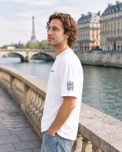 T-shirt Paris CDG blanc porté de profil, étiquette Paris CDG sur la manche - TRIPKIM