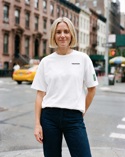 T-shirt New York JFK blanc porté de face dans une rue de New York - TRIPKIM