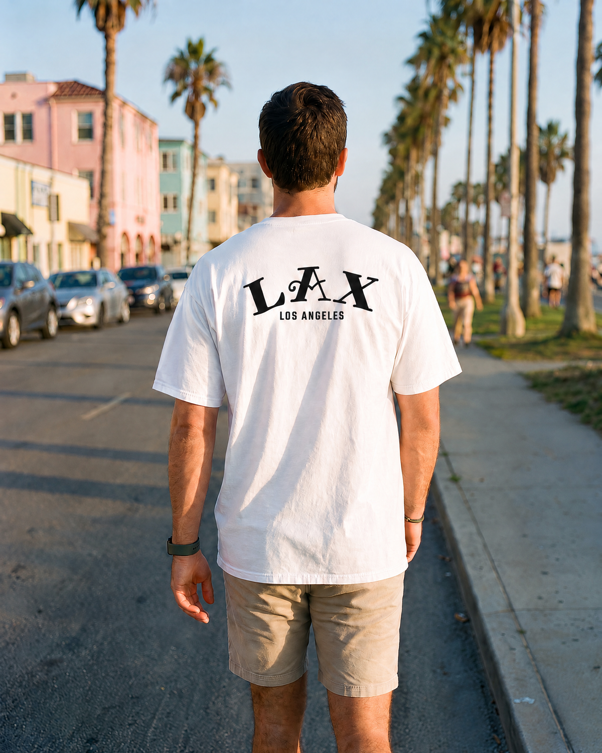 T-shirt Los Angeles LAX blanc porté de dos à Venice Beach - TRIPKIM