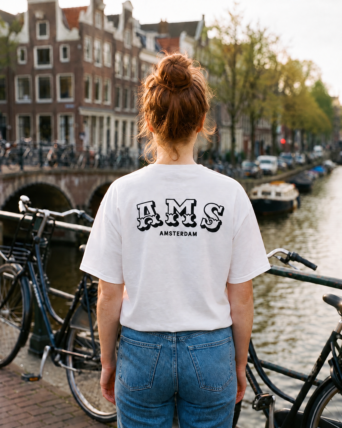T-shirt Amsterdam AMS blanc porté de dos au bord d'un canal - TRIPKIM