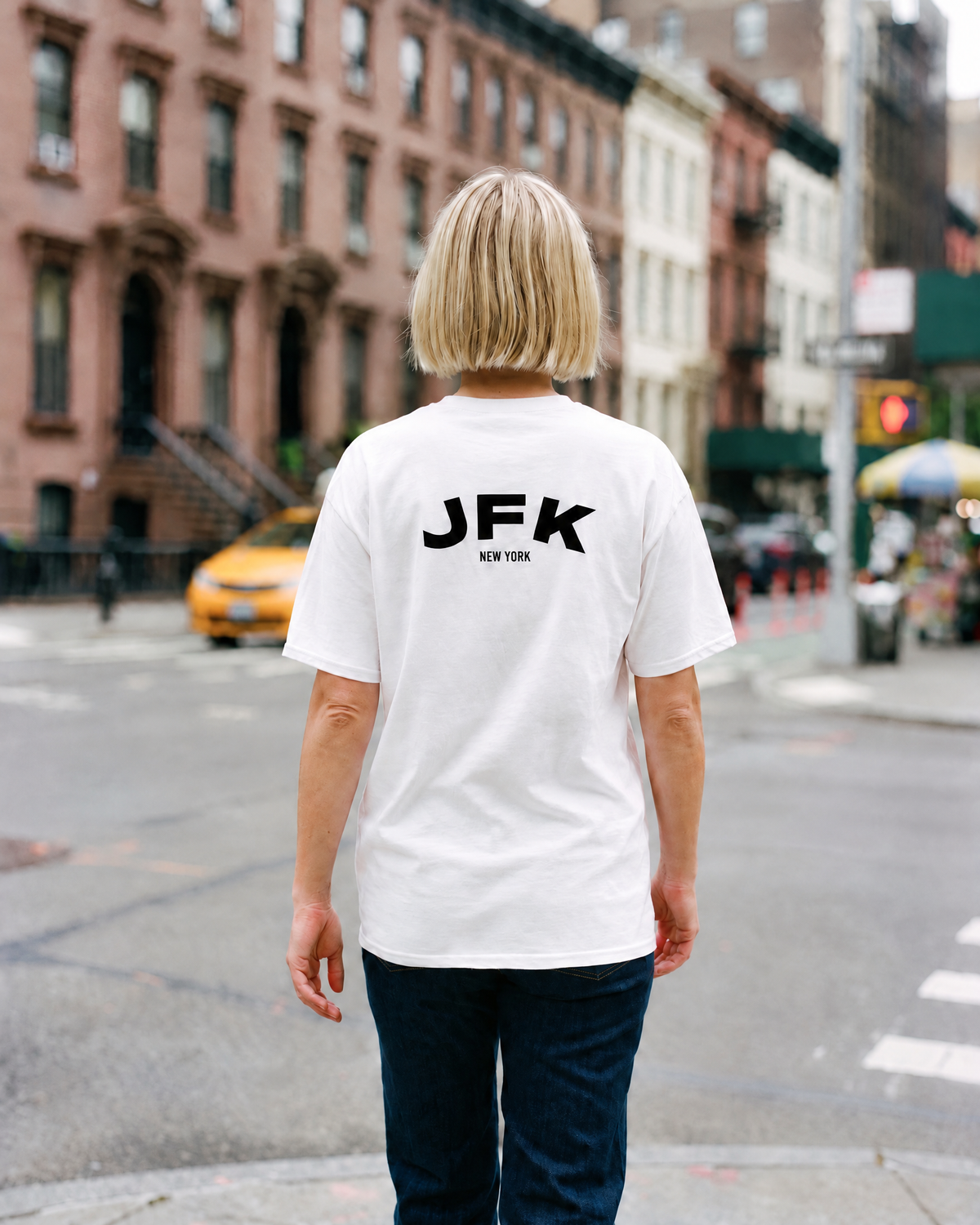 T-shirt New York JFK blanc porté de dos, imprimé JFK New York - TRIPKIM